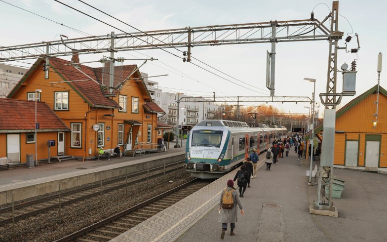 2021 Stasjon med tog - Ås stasjon