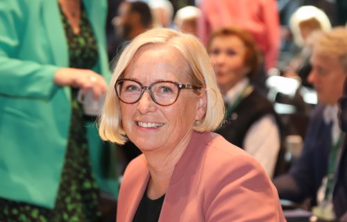 Gratulerer med 60 år-dagen, Marit Arnstad! Gratulerer med 60 år-dagen, Marit Arnstad!