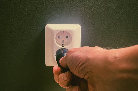 2021 foto stikkontakt straum strøm hand hånd