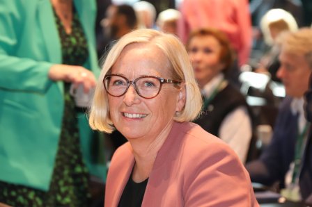 Gratulerer med 60 år-dagen, Marit Arnstad! Gratulerer med 60 år-dagen, Marit Arnstad!