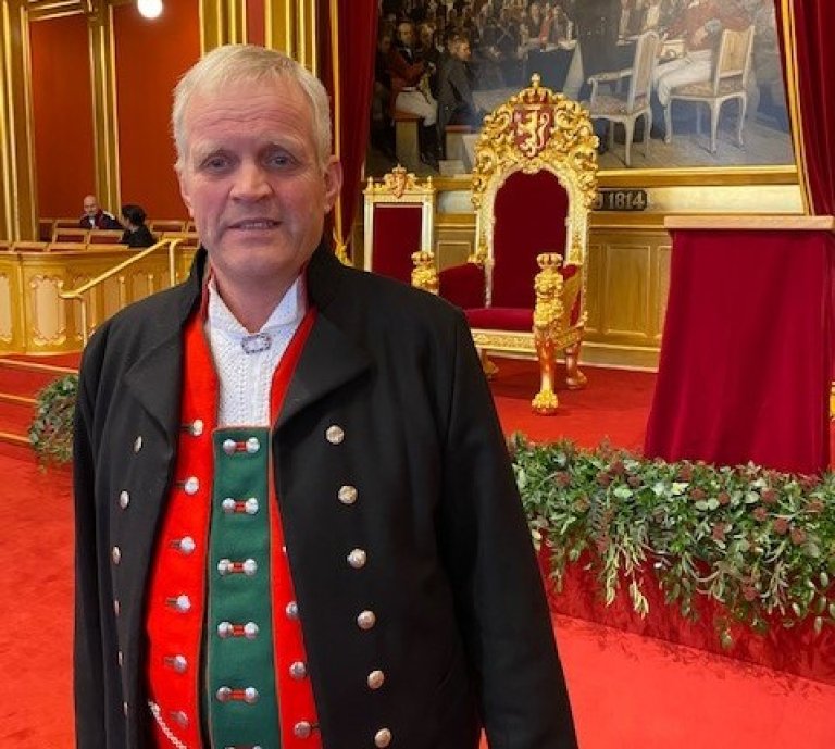 Nils T Bjørke bunad Stortinget.jpg