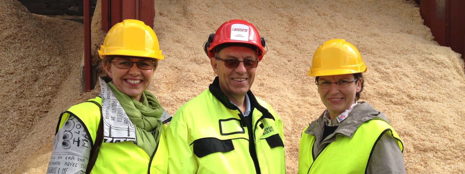 Kathrine Kleveland (til venstre) på besøk hos treforedlingsbedriften Bergene Holm i Holmestrand, med Eli Blakstad  (til høyre)