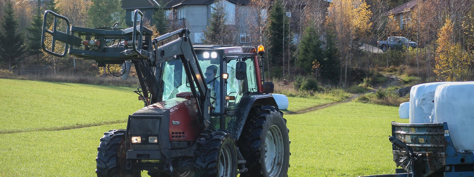 gårdsdrift-landbruk-traktor-24002329628_688e88514c_o