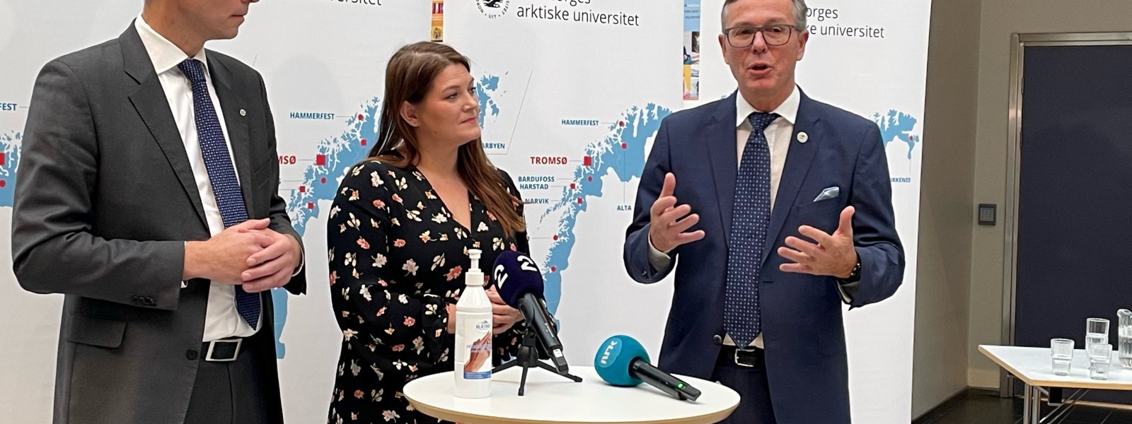 Frå venstre: Ola Borten Moe (Kunnskapsminister for høyere utdanning og forskning), Cecilie Myrseth (stortingsrepresentant Ap) og Dag Rune Olsen (rektor ved Universitetet i Tromsø – Noregs arktiske universitet (UiT). 