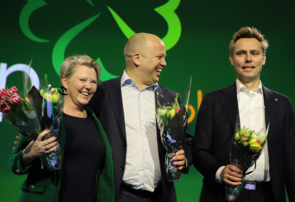 Senterpartiets ledelse er gjenvalgt Senterpartiets ledelse er gjenvalgt