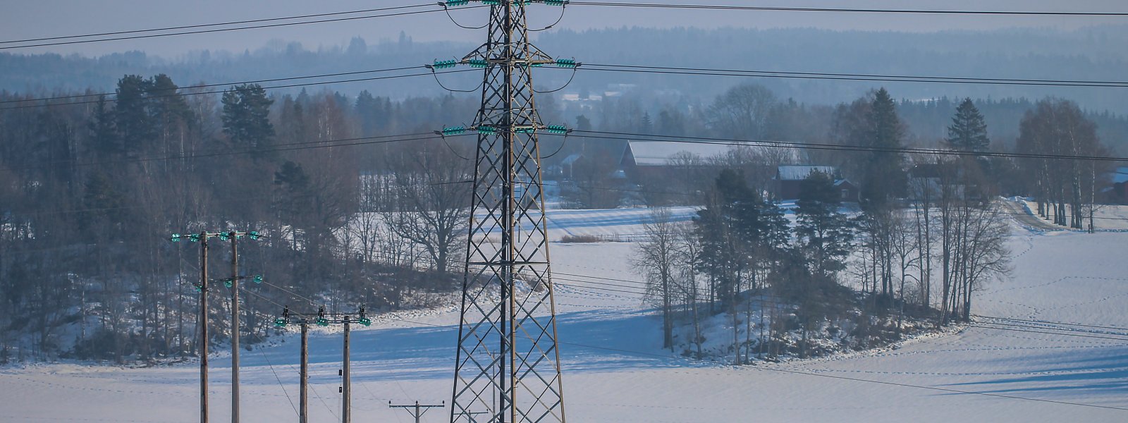 kraft-strøm-høyspentmast