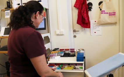 2021 Helsesøster med prøveglass