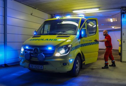 Tenester nær folk – helse og tryggleik i distrikta Tenester nær folk – helse og tryggleik i distrikta
