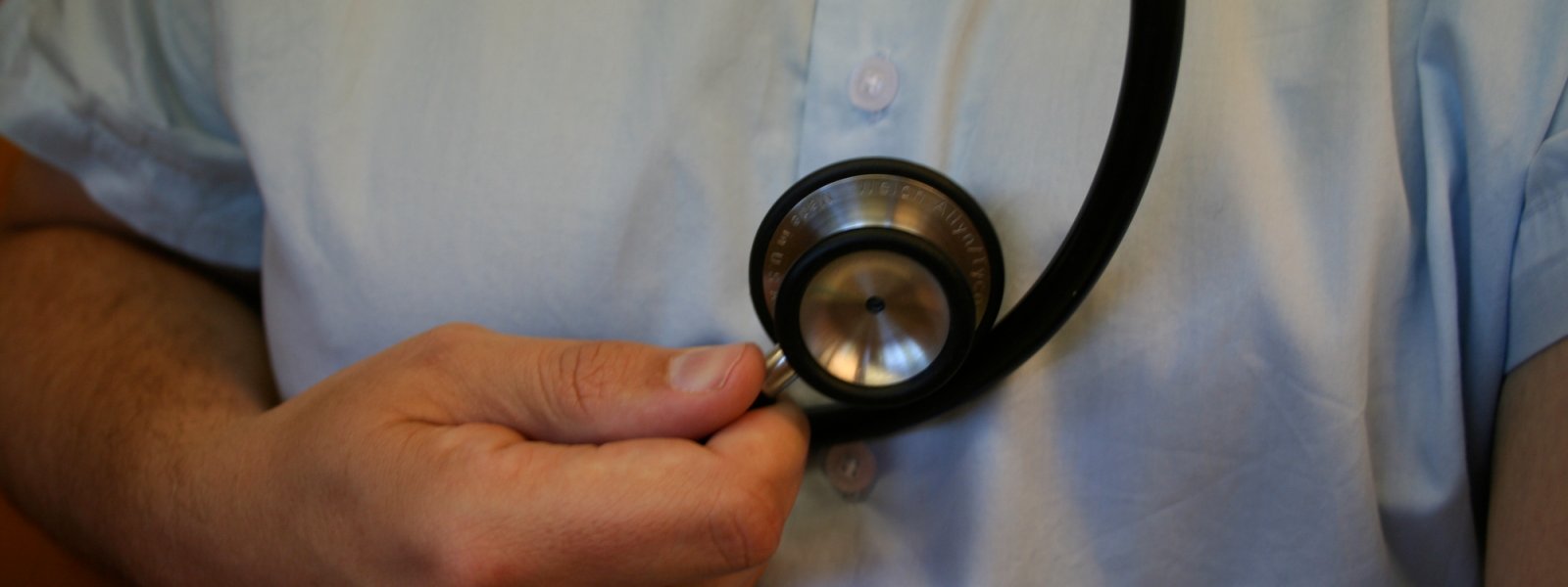 2009 - Nærbilde av lege som holder stetoskop
