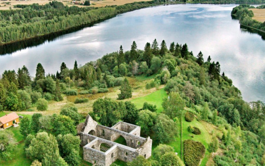 elvemote-med-kirkeruinene