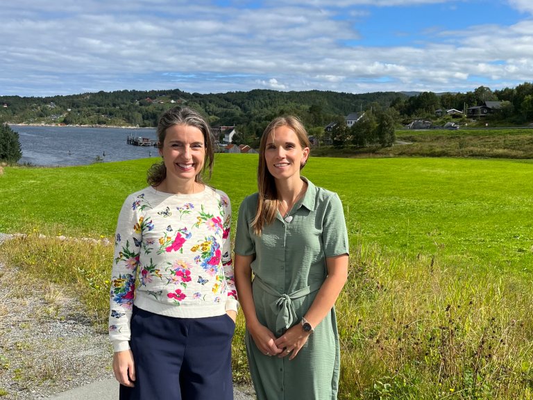 Jenny Klinge og Stine Wigum Hagen ved den planlagte fergekaia i Kjørsvikbugen.