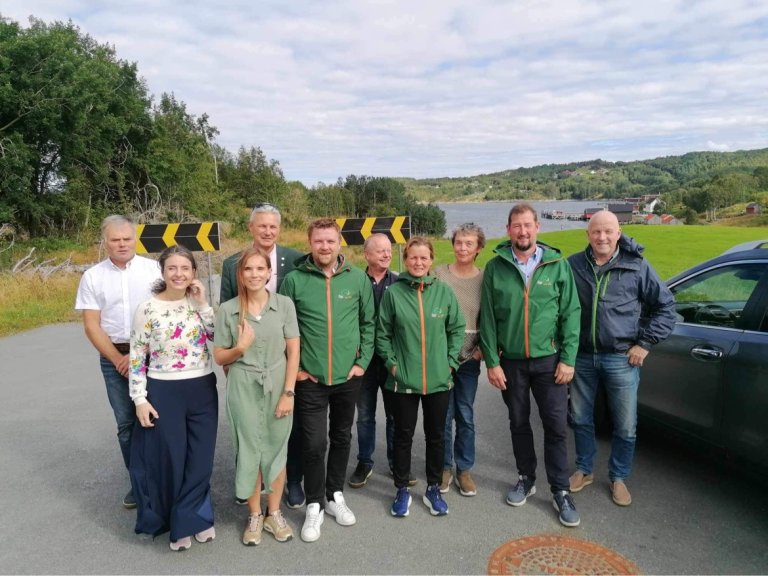 Fra venstre: Lars Dromnes, Jenny Klinge, Stine Wigum Hagen, Henrik Stensønes, Alf Yttervik-Adolfsen, Olav Håkon Ulfsnes, Marte Halvorsen, Kristin Sørheim, Jan Einar Gjerde og Ola Rognskog- Tida er overmoden for ferje, og no er det personleg motiverte ordførarkandidatar på begge sidene av fylkesgrensa, og fylkestingskandidatar. Då skal vi få det til, seier Wigum Hagen.