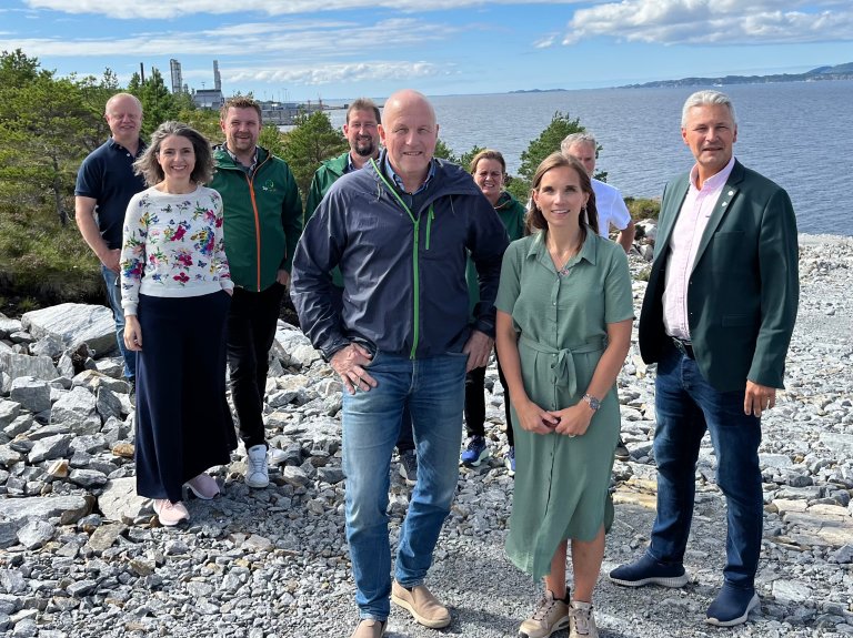 Bakerst fra venstre: Olav Håkon Ulfsnes, Alf Yttervik-Adolfsen, Jan Einar Gjerde, Marte Halvorsen, Lars Dromnes Fremst fra venstre: Jenny Klinge, Ola Rognskog, Stine Wigum Hagen, Henrik Stensønes. På Salfjord si tomt på Tjeldbergodden. Fylkeskommunen i Møre og Romsdal har tildelt Salfjord tillatelse til oppdrett av laks på land. Utsikt mot Trondheimsleia og Equinor sitt metanolanlegg.