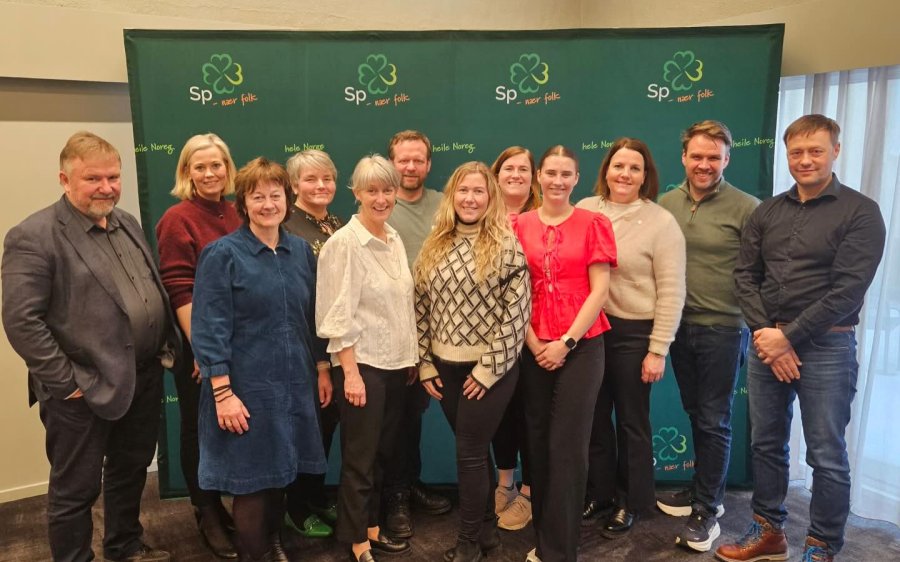 Fylkesstyret i Oppland Senterparti 2026  Fra venstre foran: Bengt Fasteraune (stortingsrepresentant), Edel Kveen (regionkontakt Nord-Gudbrandsdalen), Aud Hove (gruppeleder fylkesting), Hilde Stokke Lothe (varamedlem Sør-Gudbrandsdalen) og Anna Olea Bakken (Senterungdomskontakt).  Fra venstre bak: Kjersti Bjørnstad (fylkesleder), Borgny Sletten (studieleder), Ole Wilhelm Skundberg (regionkontakt Gjøvik/Toten), Silje Aasli (regionkontakt Randsfjordregionen), Linda Mæhlum Robøle (politisk nestleder), Geir Martin Stensli (organisatorisk nestleder) og Frode Rolandsgard (regionkontakt Valdresregionen).