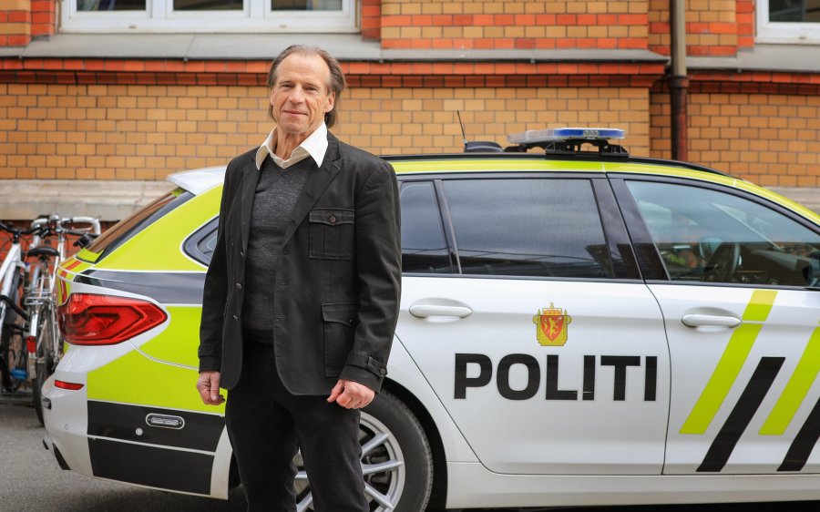2021 Jan Bøhler foran politibil, Oslo