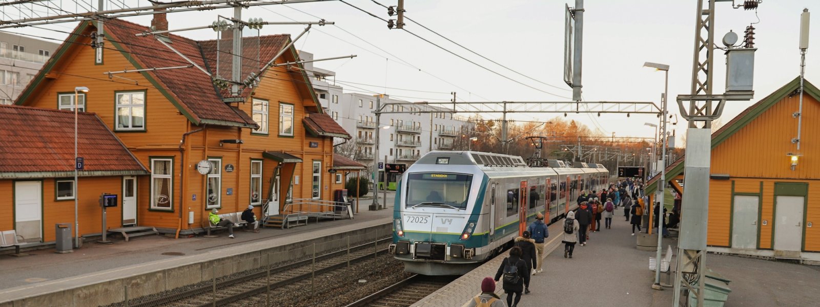 2021 Stasjon med tog - Ås stasjon