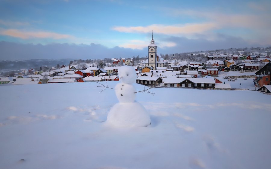 2022_Snomann_med_Roros_i_bakgrunnen_Trondelag.jpg