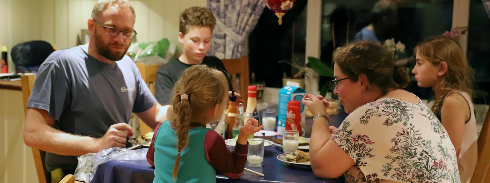 2019 Familie rundt middagsbord