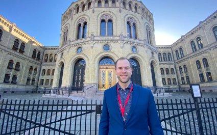 Vebjørn Varlid_utanfor Stortinget mars 2021