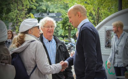 2017 - Trygve Slagsvold Vedum på stand på Karl Johan