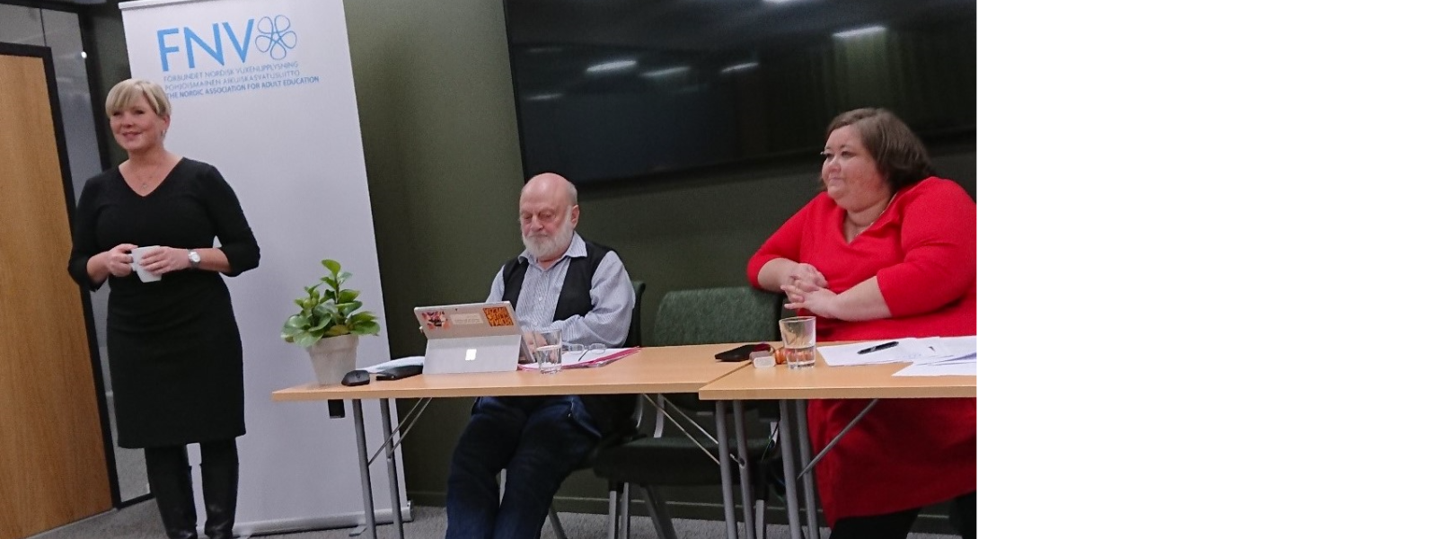 Fra høyre: Anne Beathe Tvinnereim, Raymond Svensson (generalsekretær FNV) og Signhild Stave Samuelsen (SpS, ordfører i FNV årsmøte).