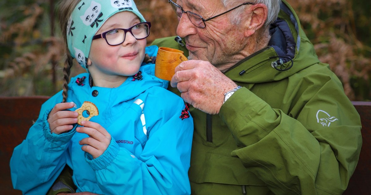 2020 Bestefar med barnebarn på skogtur, Sogn og Fjordane