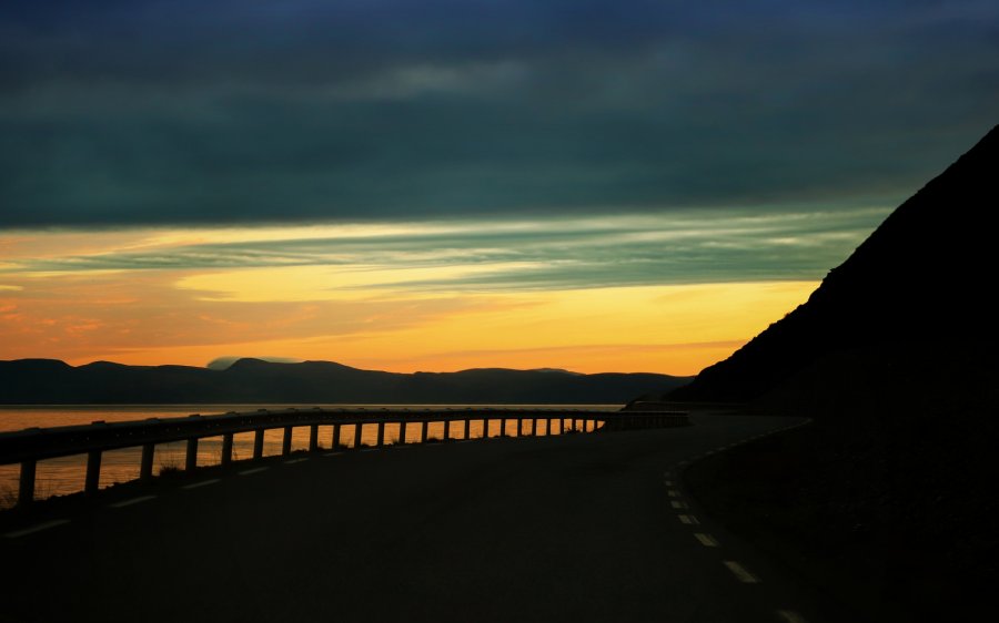 2021 Solnedgang over veg, Måsøy i Finnmark