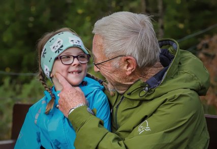 2020 Bestefar med barnebarn på skogtur, Sogn og Fjordane