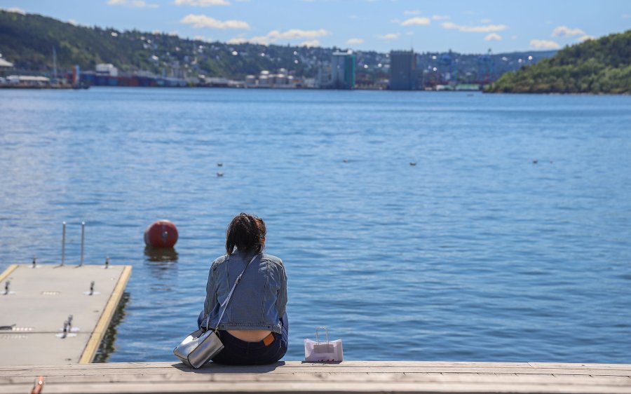 2019 Jente på bryggekant - Aker Brygge i Oslo
