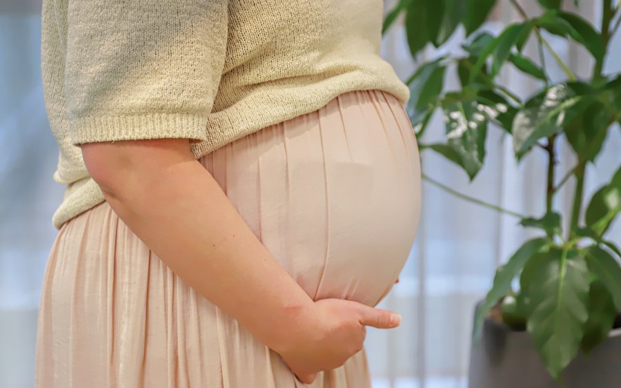 2022 Høygravid dame viser magen
