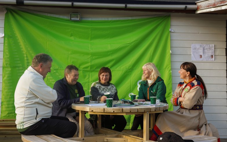 Bilde av gruppe mennesker rundt et bord