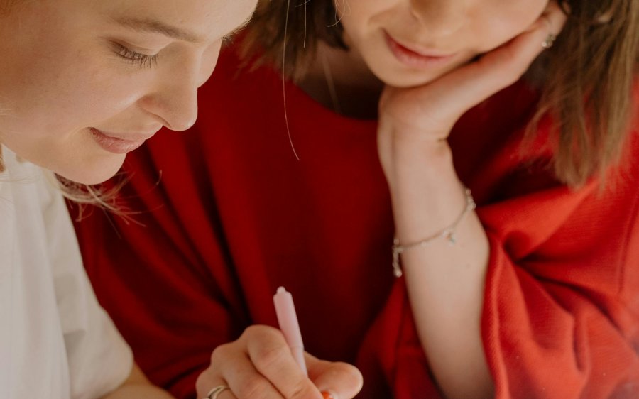 Bilde av to jenter studerer