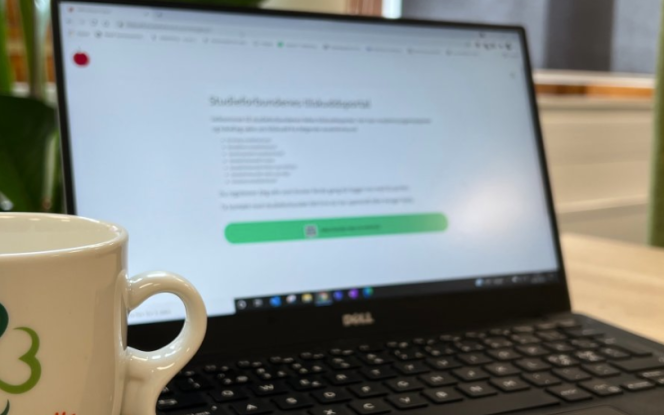 Bilde av pc med Kursportalen hjemmeside og kaffikopp