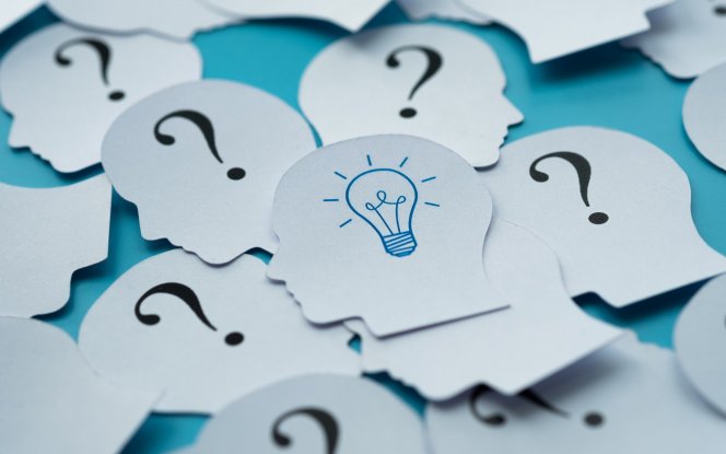 Bilde av flere spørsmålstegn og lyspære
