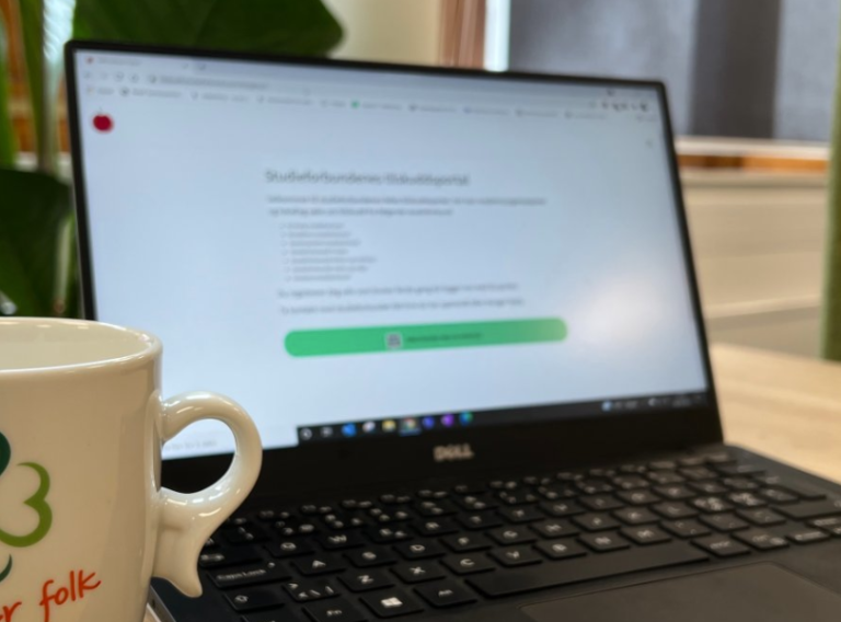 Bilde av pc og kaffikopp.